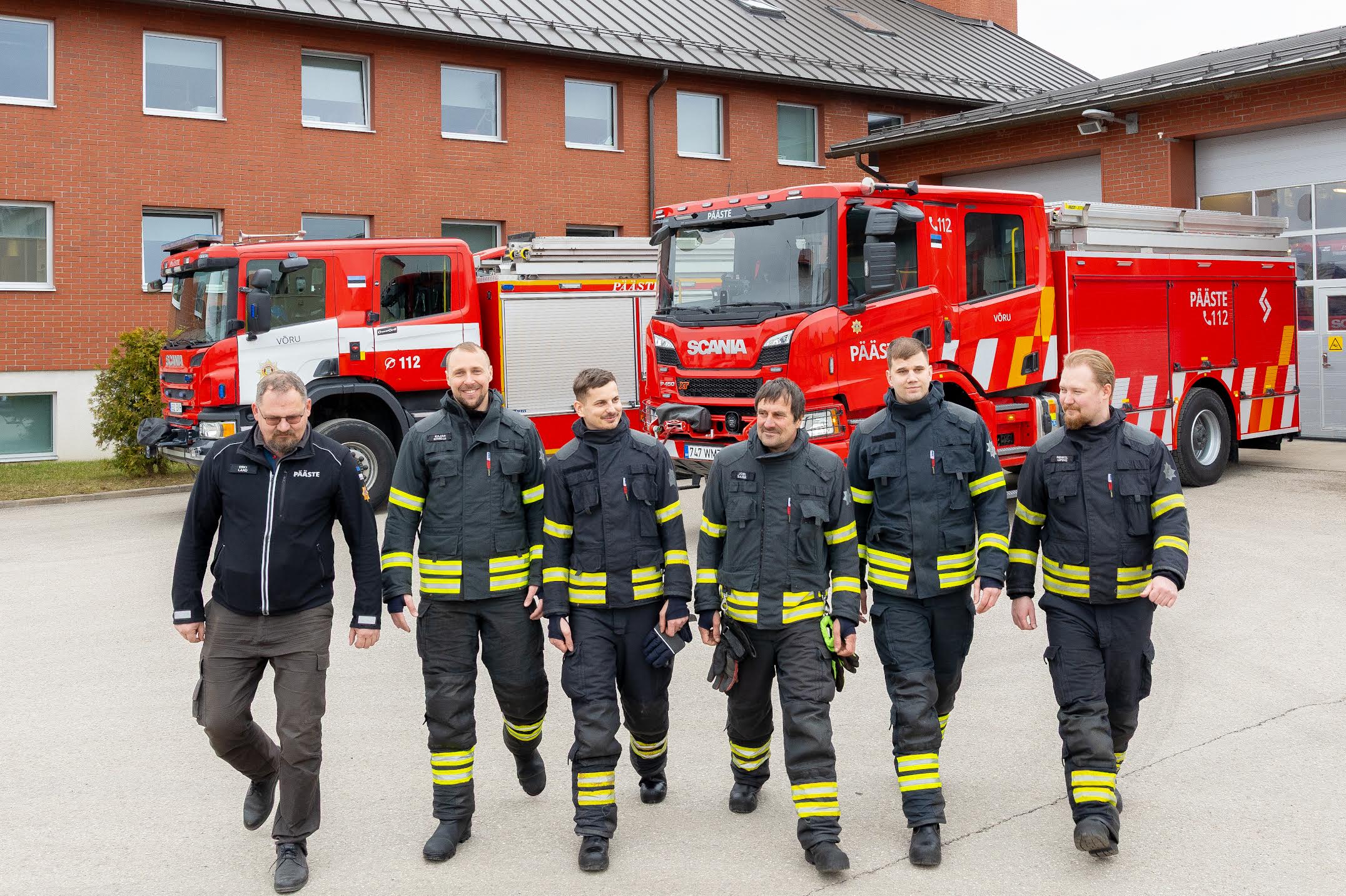 Vasakul väljavahetatav põhiauto, mis liigub peagi edasi Vastseliina komandole. Paremal uus põhiauto, mis asub kasutusse pooleteise kuni paari kuu pärast. Fotol vasakult: Erki Land, Kajar Kivioja, Rein Post, Joel Sarik, Mart Mandel ja Mihkel Liping. Fotod: Aigar Nagel